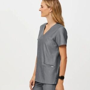 FIGS Casma Three-Pocket Scrub Top in Graphite Size Small
